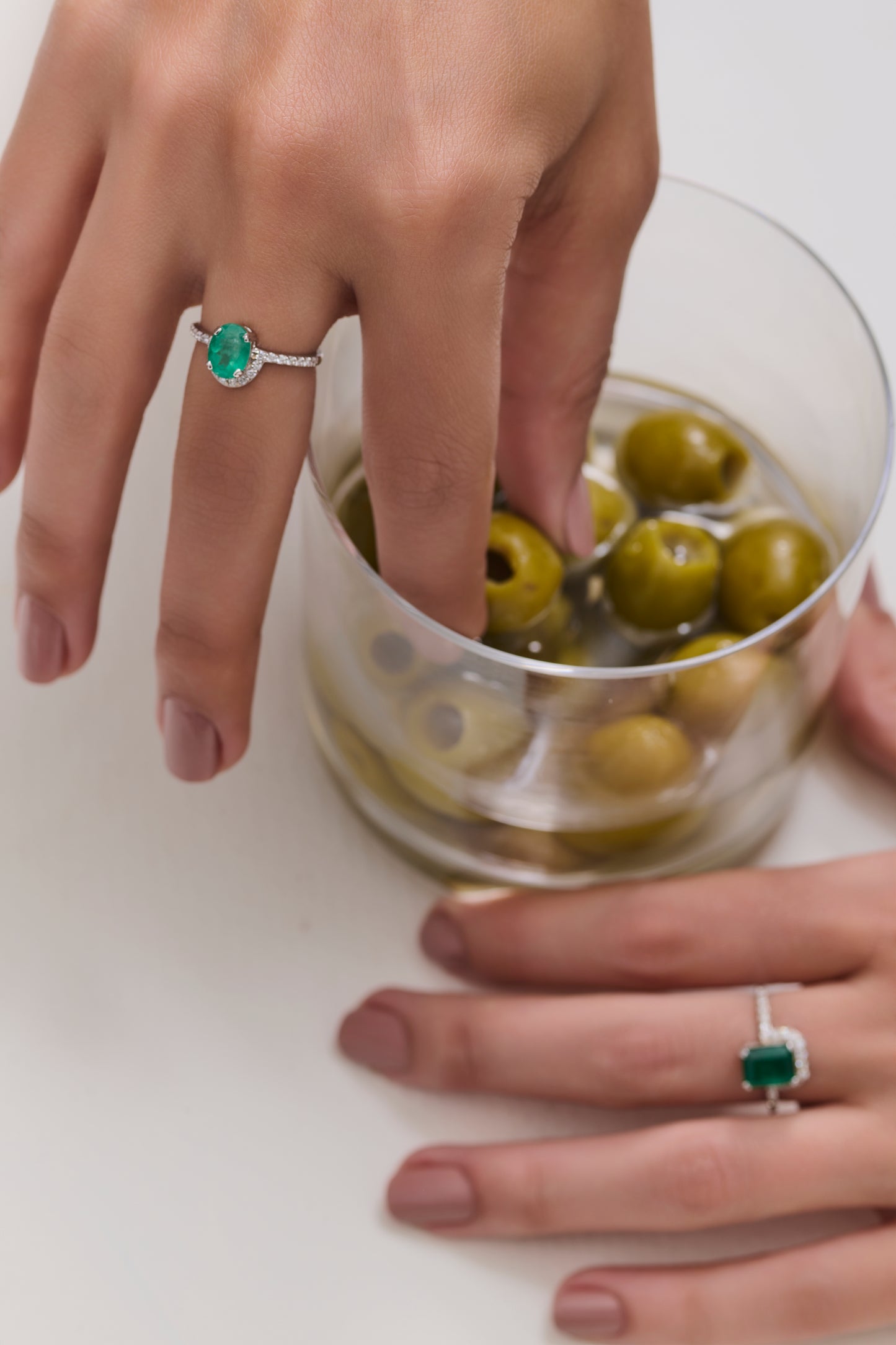 Anel Victoria esmeralda oval