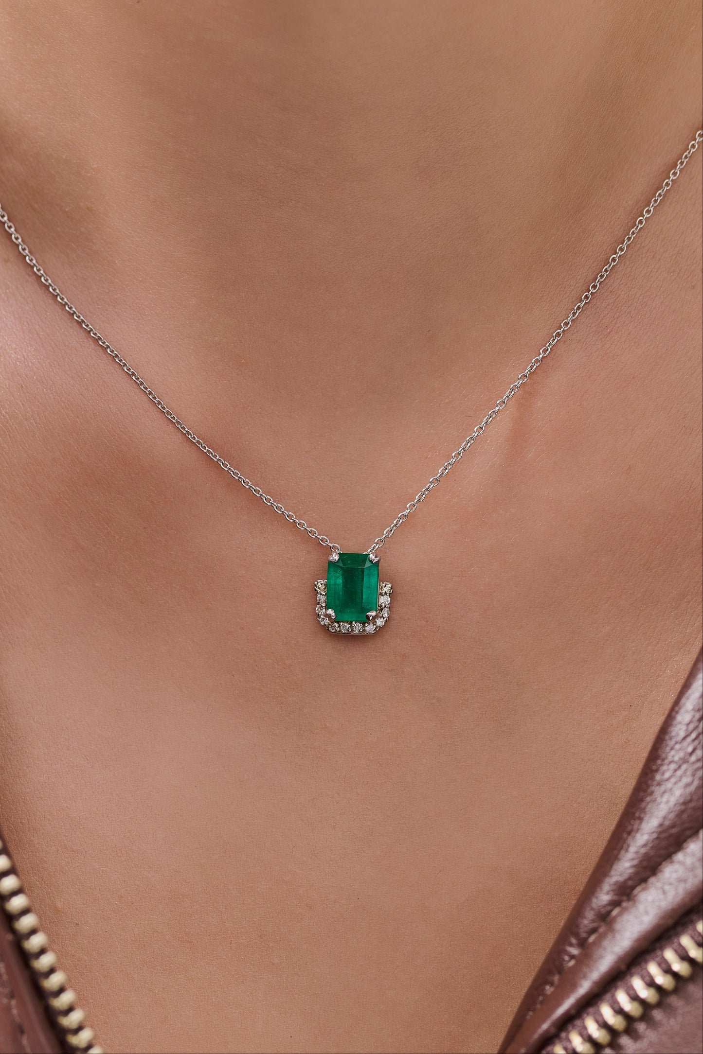 Colar Victoria esmeralda e brilhante