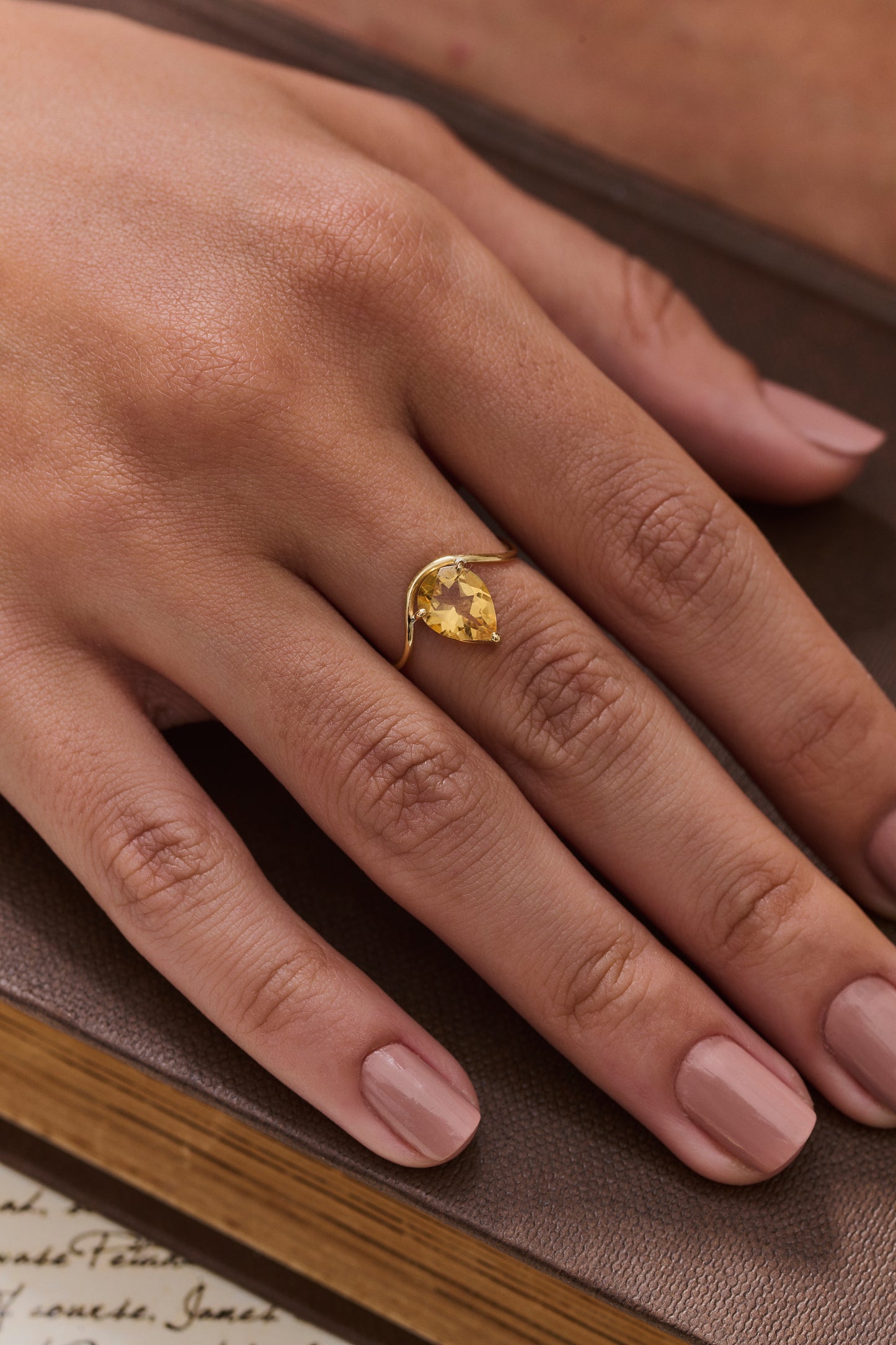 Anel citrino gota