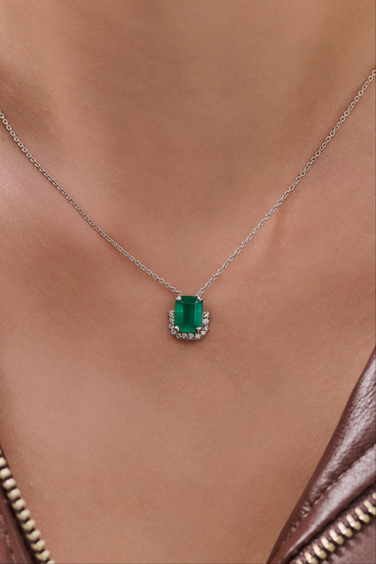 Colar Victoria esmeralda e brilhante
